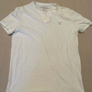 American Eagle Outfitters Men's White Henley T-Shirt